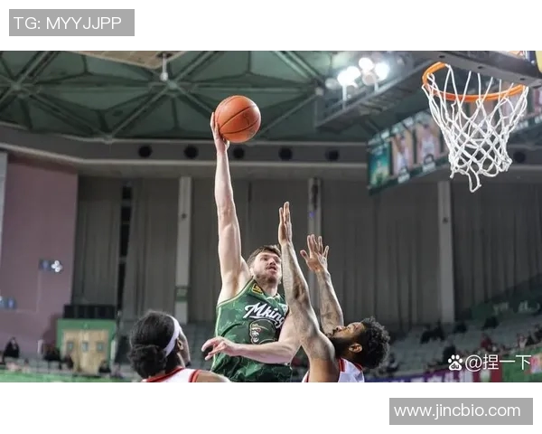 广东队与同曦队激战正酣谁能在CBA赛场上笑到最后 广东队与同曦队激战正酣谁能在CBA赛场上笑到最后